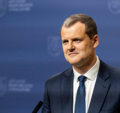 Премьер: женщинам нужно создать условия для службы в армии, но для мужчин это обязанность