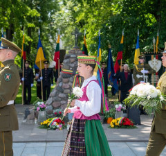 Литва отмечает День траура и надежды