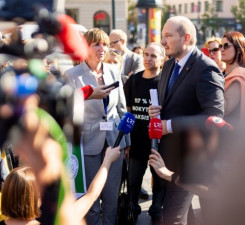 Министр образования Г. Якштас встречается с бастующими учителями в правительстве