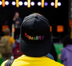 КС принял к рассмотрению просьбу кабмина о запрете на пропаганду понятия семьи ЛГБТИК