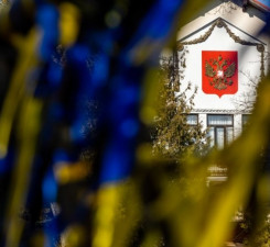 Российские оппозиционеры опознали одного из работников посольства как сотрудника ФСБ (СМИ)