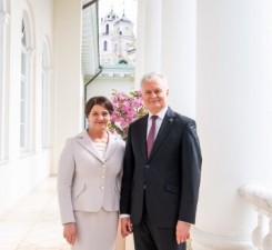 Поздравление Президента Литовской Республики Гитанаса Науседы и госпожи Дианы Науседене по случаю Дня матери