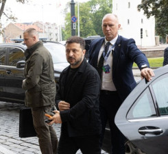 Владимир Зеленский о мирных переговорах после атак на авиацию РФ: вы все увидите (расширенное сообщение)