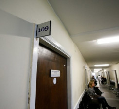 Юристы Сейма: запрет доплат за медицинские услуги может противоречить Конституции