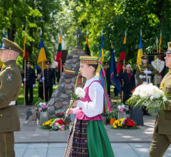 Литва отмечает День траура и надежды
