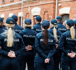 Хотят удержать на работе