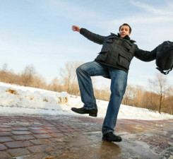 Поскользнулся по дороге на работу