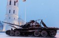 В Вильнюсе  российский танк, выставленный на Кафедральной площади, разрисовали краской