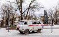 В Вильнюсе на площади Винцаса Кудирки выставлен поврежденный пулями и осколками автомобиль скорой помощи из Украины