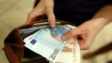 Кабмин: минимальная зарплата вырастет на 15% до €840, не облагаемый налогами доход – на 16% до €625