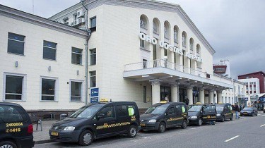 Сейм Литвы решил ужесточить с 2025 года деятельность такси и частного извоза
