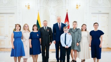 По случаю Дня отца Президент наградил заслуженных отцов и опекунов Литвы