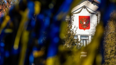 Российские оппозиционеры опознали одного из работников посольства как сотрудника ФСБ (СМИ)