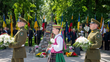 Литва отмечает День траура и надежды