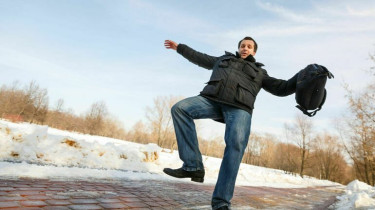 Поскользнулся по дороге на работу