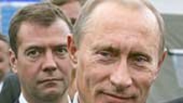 Медведев опережает Путина во всем