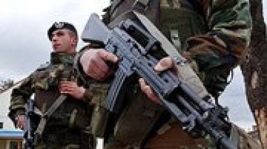 Солдаты НАТО против сербов: штурм здания суда