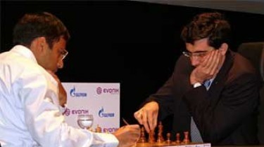 Ананд обыграл Крамника в шестой партии матча на первенство мира