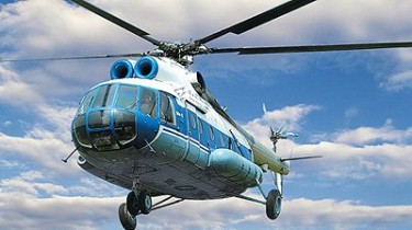 Вертолет с румынской делегацией приземлился на деревенское поле в Литве