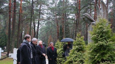 Министры иностранных дел почтили память известных дипломатов