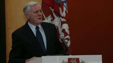 Президент В. Адамкус поздравляет Чехию 