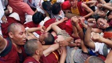 В КНР арестованы около 100 тибетских монахов