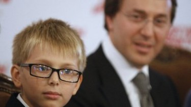 Дени Байсаров рассказал, с кем из родителей хочет жить