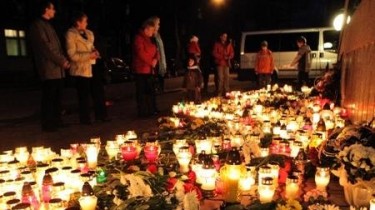 У Посольства Польши - цветы, свечи и выражения соболезнования