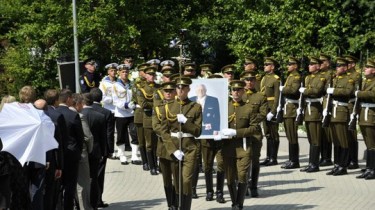 О том, что прощаясь с Бразаускасом, чувствуешь в душе не только горечь, но и надежду, которую он нам оставил