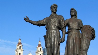 Большинство жителей Литвы не одобрили бы снос советских скульптур с Зеленого моста в Вильнюсе