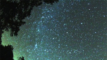 Та самая ночь, когда над Землей проносятся 100 падающих звезд в час (видео)