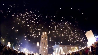 В вильнюсском небе – тысячи светящихся фонариков