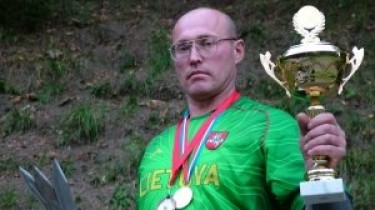 Абсолютный чемпион мира по спортивному метанию ножа Юрий Быков из Вильнюса знает секреты обращения с вечным спутником человека - ножом...