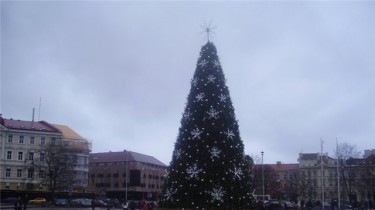 В Вильнюсе на Кафедральной и Ратушной площадях зажглись рождественские елки