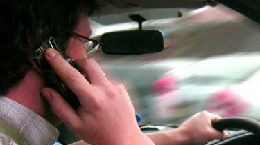 Полицейские штрафуют любителей поговорить за рулем
