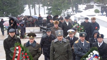 Мы — армия страны. Мы — армия народа. Великий подвиг наш история хранит...