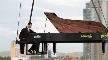 Пианино над Вильнюсом, это вам не фанера над Парижем!