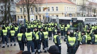 Литовским полицейским - вместо сапог… ремни