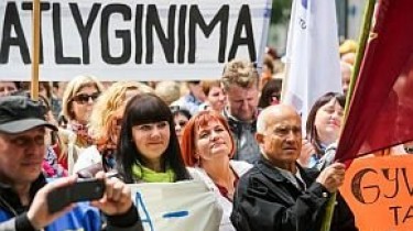 Число бастующих учителей в Литве сокращается