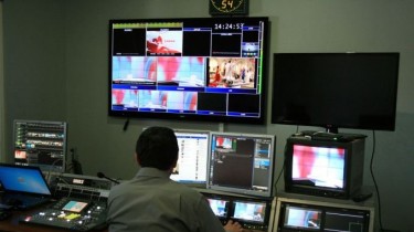 Трансляция двух российских телеканалов может быть остановлена на срок до года