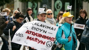 Педагоги, требующие повышение зарплат, провели в Вильнюсе шествие протеста и митинг