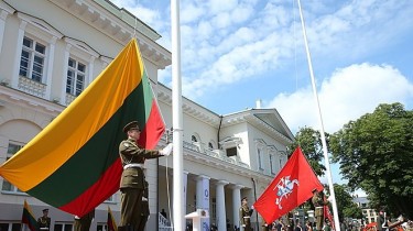 Литовцы во всем мире в День государства исполнили гимн Литвы