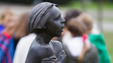 "Мама...!" - скульптура под таким названием, открытая в Вильнюсе, призывает беречь детей