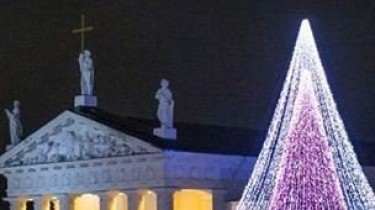 В крупных городах Литвы зажглись огни рождественских ёлок