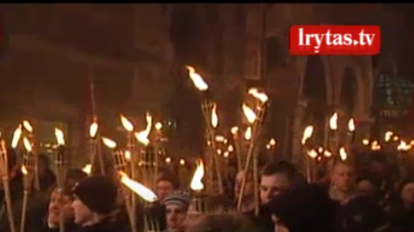 На шествие таутининков в Вильнюсе собралось несколько сотен человек с факелами