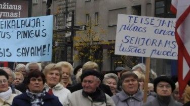 Около 150 человек собралось в Вильнюсе на митинг по поводу пенсий