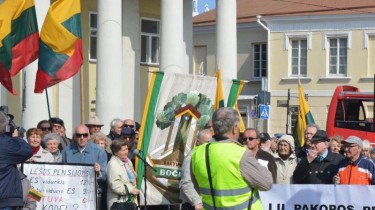 На митинге в Вильнюсе пенсионеры жаловались на то, что государство их обкрадывает