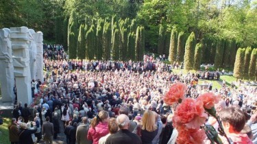 Сотни людей пришли на Антакальнисское кладбище в Вильнюсе в годовщину Победы