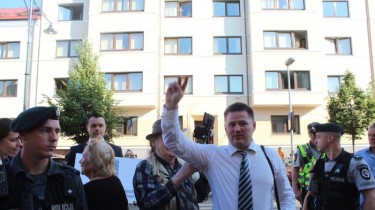 Член Горсовета Клайпеды А. Вайшила обсыпал В. Титова мукой во время митинга (обновлено)