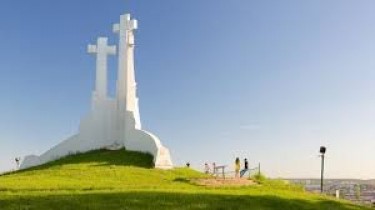 Монумент Три Креста в Вильнюсе осветили в цвета скорбящей Греции